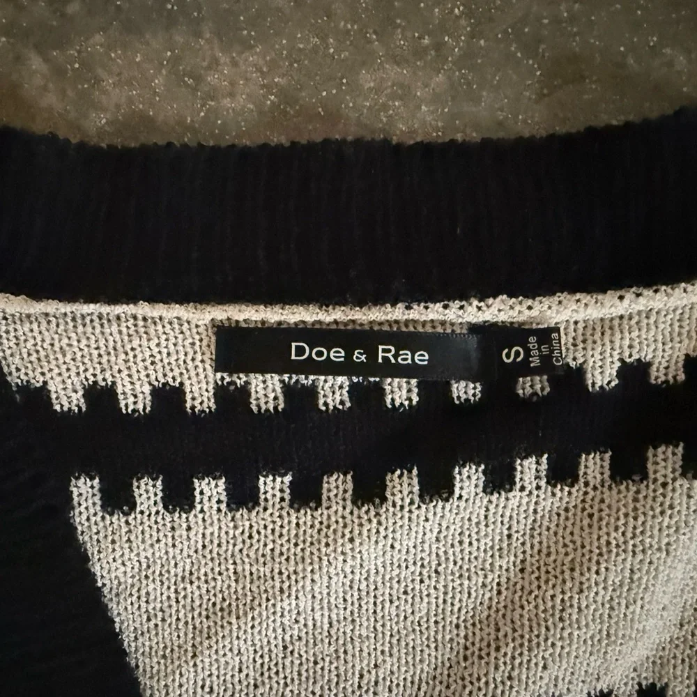 🎀3/25🎀 Striped Black and White V-Neck Sweater, Doe & Rae, small